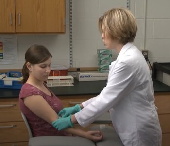 Лечение зависимости от аптечных препаратов в Петровске Врач делает инъекцию пациентке